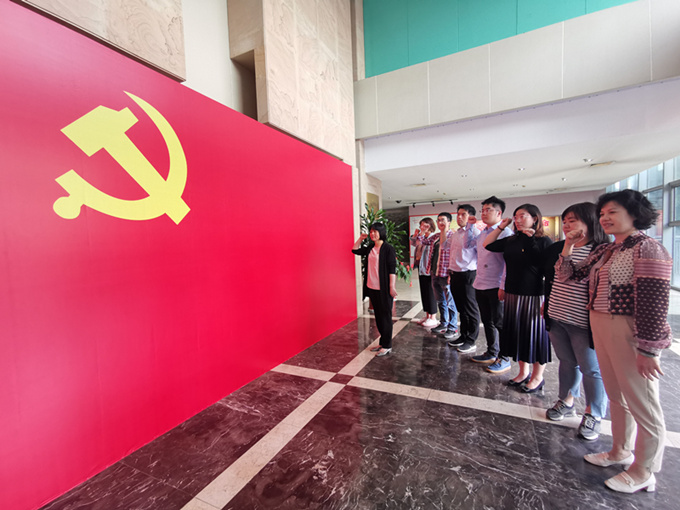 (全体党员面对党旗庄严宣誓)